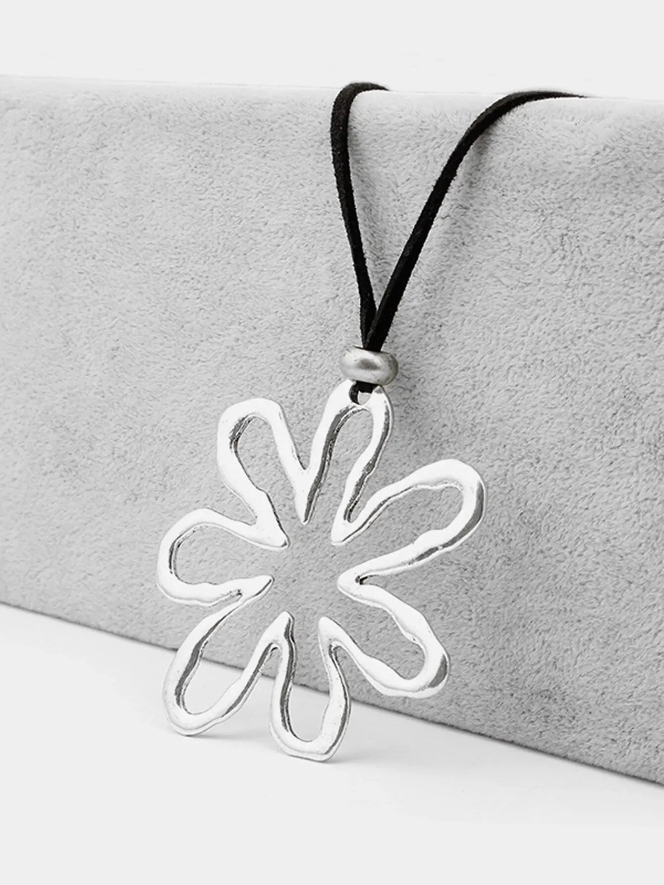 Simple Retro Hollowed-Out Petal Necklace